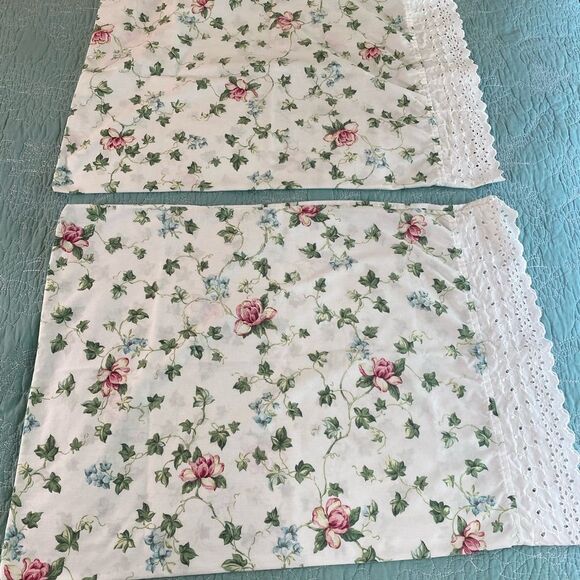 Floral Lace Trim Pillowcases - Picture 4 of 5